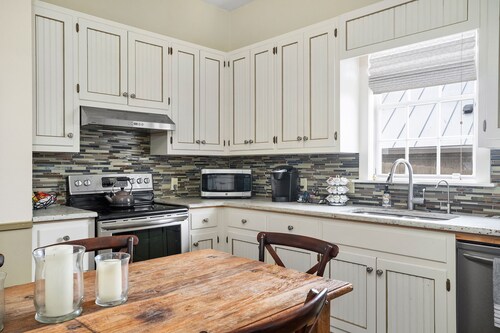 The Oaks On Main | Convenient to Main St.