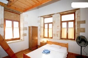 2 bedrooms, iron/ironing board, travel cot, WiFi - Lindas Convent Garden Home 4
- beautiful courtyard to enjoy Mediterranean flair (Chania)