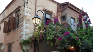 Unclassified image, 2 of 25, button - Lindas Convent Garden Home 4
- beautiful courtyard to enjoy Mediterranean flair (Chania)