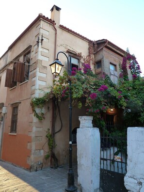 Exterior - Lindas Convent Garden Home 4
- beautiful courtyard to enjoy Mediterranean flair (Chania)