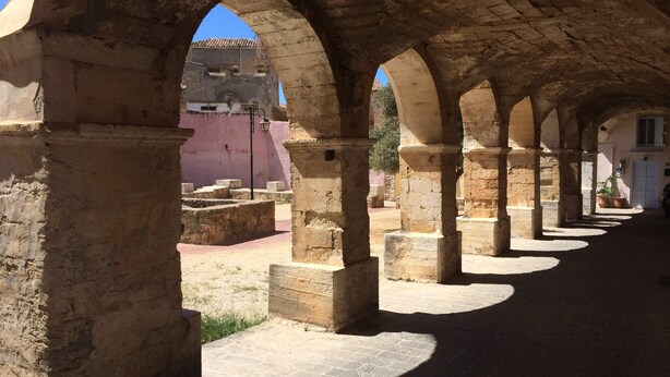 Unclassified image, 1 of 25, button - Lindas Convent Garden Home 4
- beautiful courtyard to enjoy Mediterranean flair (Chania)