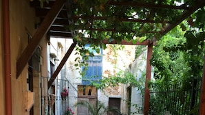 Unclassified image, 3 of 25, button - Lindas Convent Garden Home 4
- beautiful courtyard to enjoy Mediterranean flair (Chania)