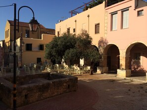 Outdoor dining - Lindas Convent Garden Home 4
- beautiful courtyard to enjoy Mediterranean flair (Chania)