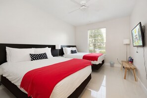 2 bedrooms, iron/ironing board, travel cot, free WiFi - Modern & comfortable, 5 mins to Disney. WiFi, water slides, pool, sports. (Kissimmee)