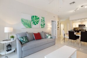 TV, video games, DVD player, ping pong - Modern & comfortable, 5 mins to Disney. WiFi, water slides, pool, sports. (Kissimmee)