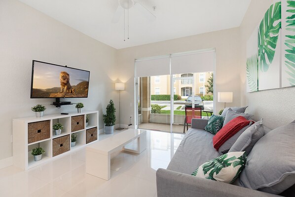 Fernseher, Videospiele, DVD-Player, Tischtennisplatte