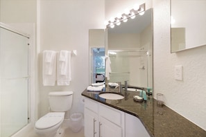 Combined shower/tub, hair dryer, towels