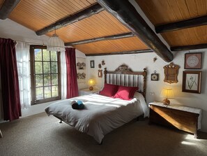 2 bedrooms, desk, soundproofing, WiFi