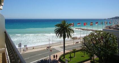 Apartamento de 2 habitaciones, vistas a la playa / agua en el centro de Menton junto al casino 969 pies 2
