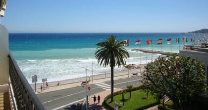 Appartement 2 chambres, vue plage / eau dans le centre-ville de Menton à côté du casino