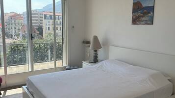 2 slaapkamers, een strijkplank/strijkijzer, gratis wifi, beddengoed