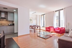 A modern apartment with a kitchen, dining area, and living room. - Charming Old Town Flat Carders with Balcony (Barcelona)