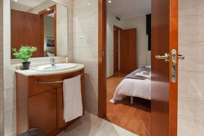 Dusche, Haartrockner, Bidet, Handtücher