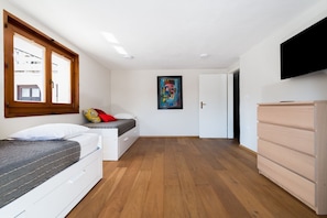 4 bedrooms, iron/ironing board, free WiFi, bed sheets