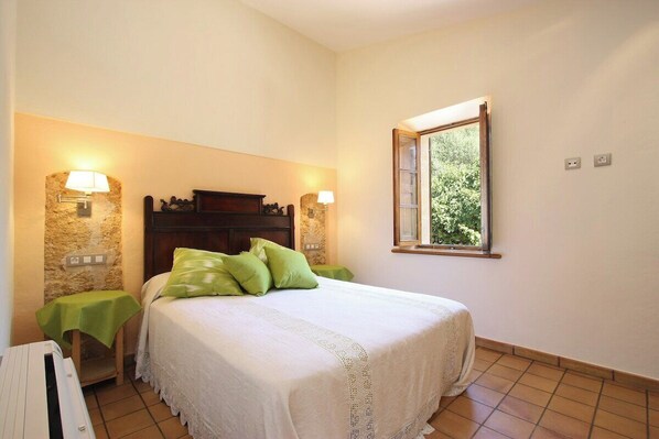 2 bedrooms, in-room safe, iron/ironing board, free WiFi