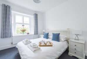 1 quarto, ferros/tábuas de passar roupa, berço de viagem