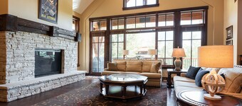Last-Minute Savings! Ski Cottage! Private Hot Tub! 5 Minutes to Main Street!
