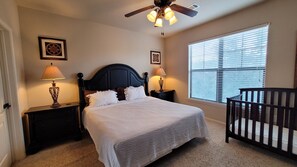 4 slaapkamers, een strijkplank/strijkijzer, gratis wifi, beddengoed