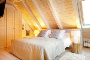 4 bedrooms, iron/ironing board, free WiFi, bed sheets