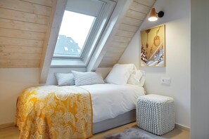 4 bedrooms, iron/ironing board, free WiFi, bed sheets