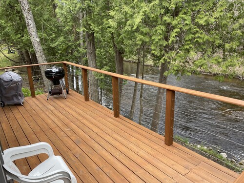 Relaxing cozy cabin on beautiful Pere Marquette River - Recently Renovated!!