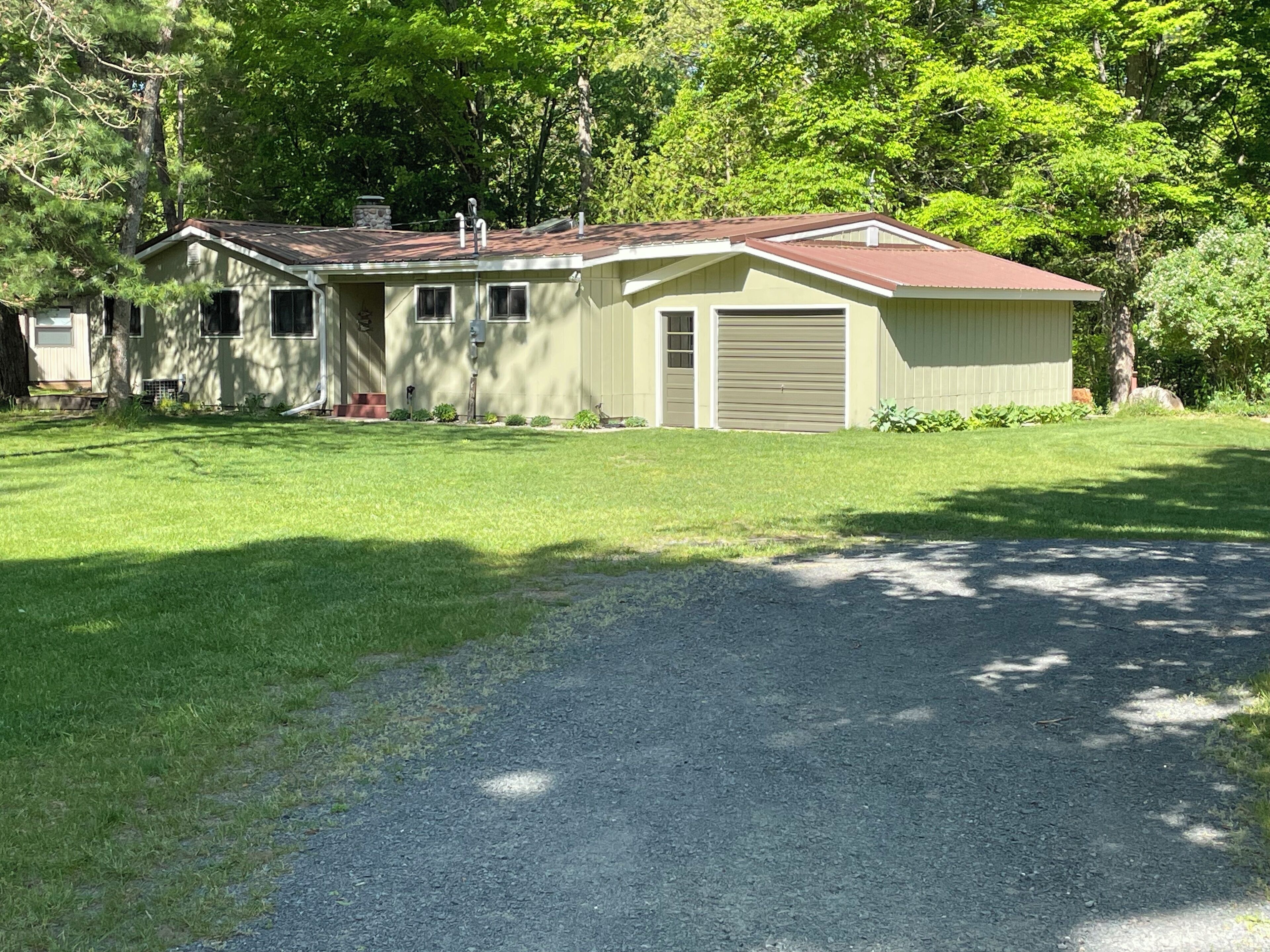Relaxing cozy cabin on beautiful Pere Marquette River - Recently Renovated!!