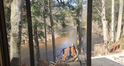 Relaxing cozy cabin on beautiful Pere Marquette River - Recently Renovated!!
