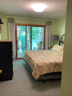 4 bedrooms, free WiFi, bed sheets - Relaxing cozy cabin on beautiful Pere Marquette River - Recently Renovated!! (Branch)