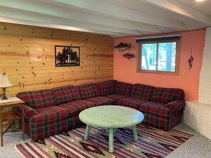 Smart TV, fireplace, DVD player, books - Relaxing cozy cabin on beautiful Pere Marquette River - Recently Renovated!! (Branch)