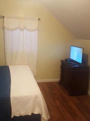 1 bedroom, iron/ironing board, Internet, bed sheets - 1great place short/long term for small/big family (Revere)