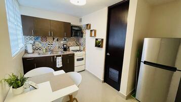 Frigorífico, microondas, horno y placa de cocina