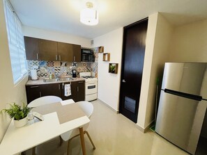 Refrigerador, microondas, horno y parrilla de estufa 