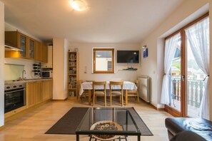Fridge, oven, cookware/dishes/utensils - Lepa Soca House, Soca Valley (Bovec)