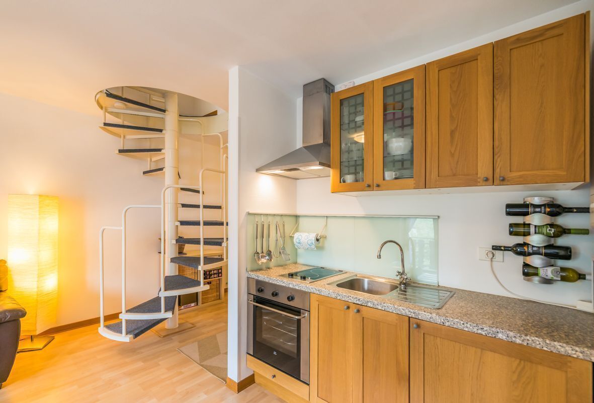 Geladeira, fogão, talheres/pratos/utensílios de cozinha