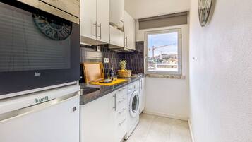 Fridge, microwave, oven, coffee/tea maker