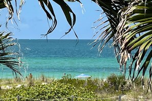 In Strandnähe, Strandtücher, Motorbootfahrt