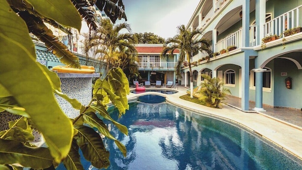 Una piscina al aire libre