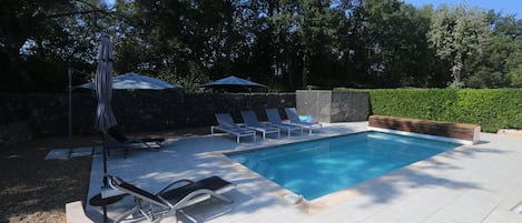 Una piscina al aire libre, una piscina climatizada