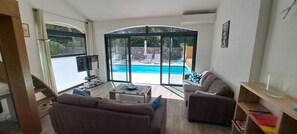 Smart-tv, dvd-spelare, böcker och ett filmbibliotek