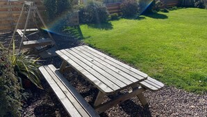 Outdoor dining - Charming 2‑Bedroom St Andrews Cottage with Private Garden, Parking & Walk to Town & Beach (Anstruther)