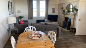 Living area - Charming 2‑Bedroom St Andrews Cottage with Private Garden, Parking & Walk to Town & Beach (Anstruther)