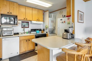 Réfrigérateur, micro-ondes, plaque de cuisson, lave-vaisselle