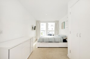 2 habitaciones, tabla de planchar con plancha, internet y ropa de cama