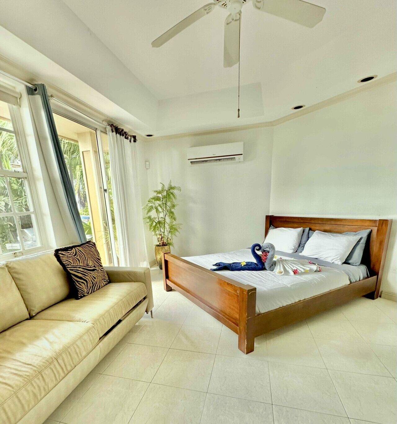 5 bedrooms, desk, iron/ironing board, travel cot