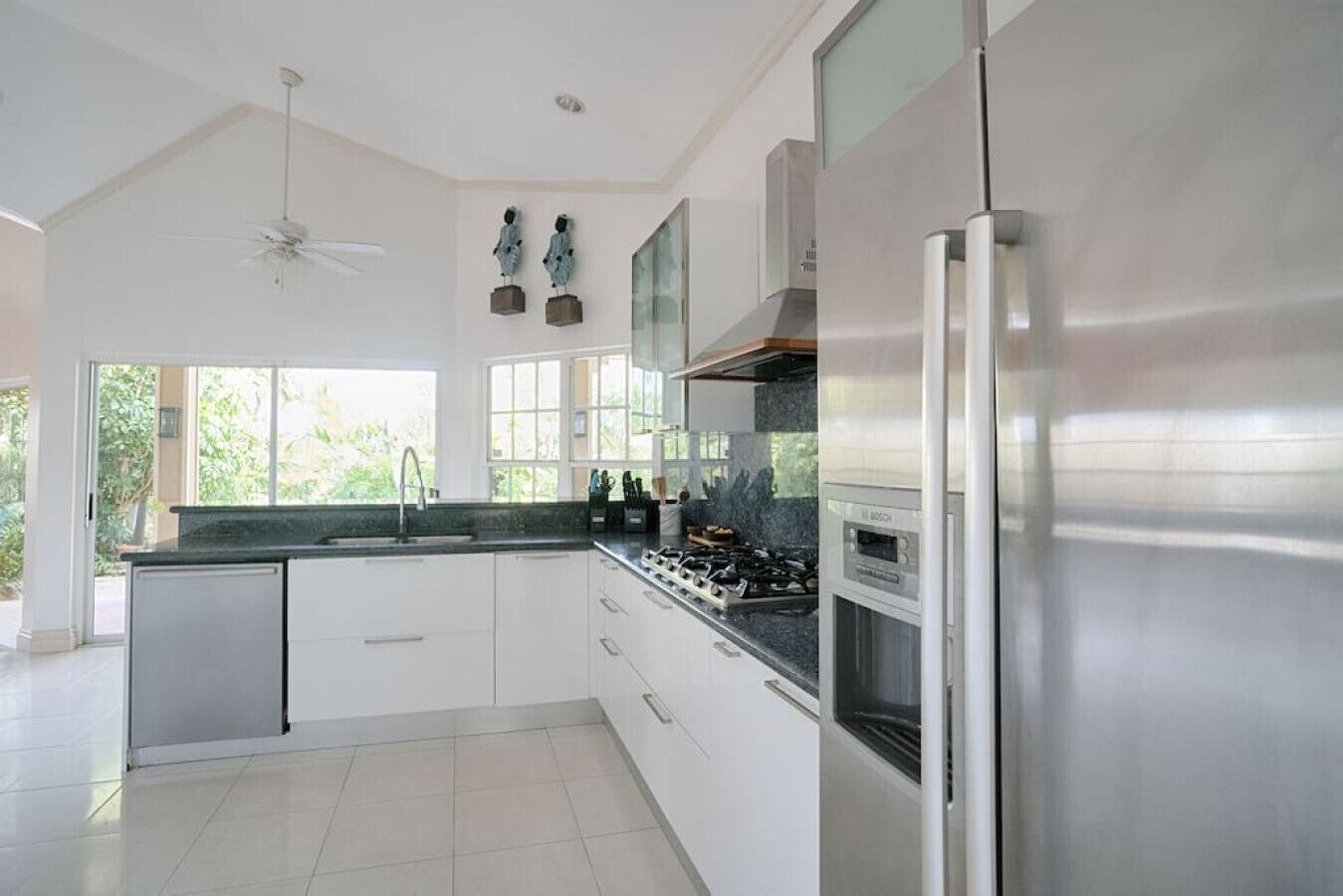 Kylskåp, kaffe- och tebryggare, barnstol och grytor/köksredskap