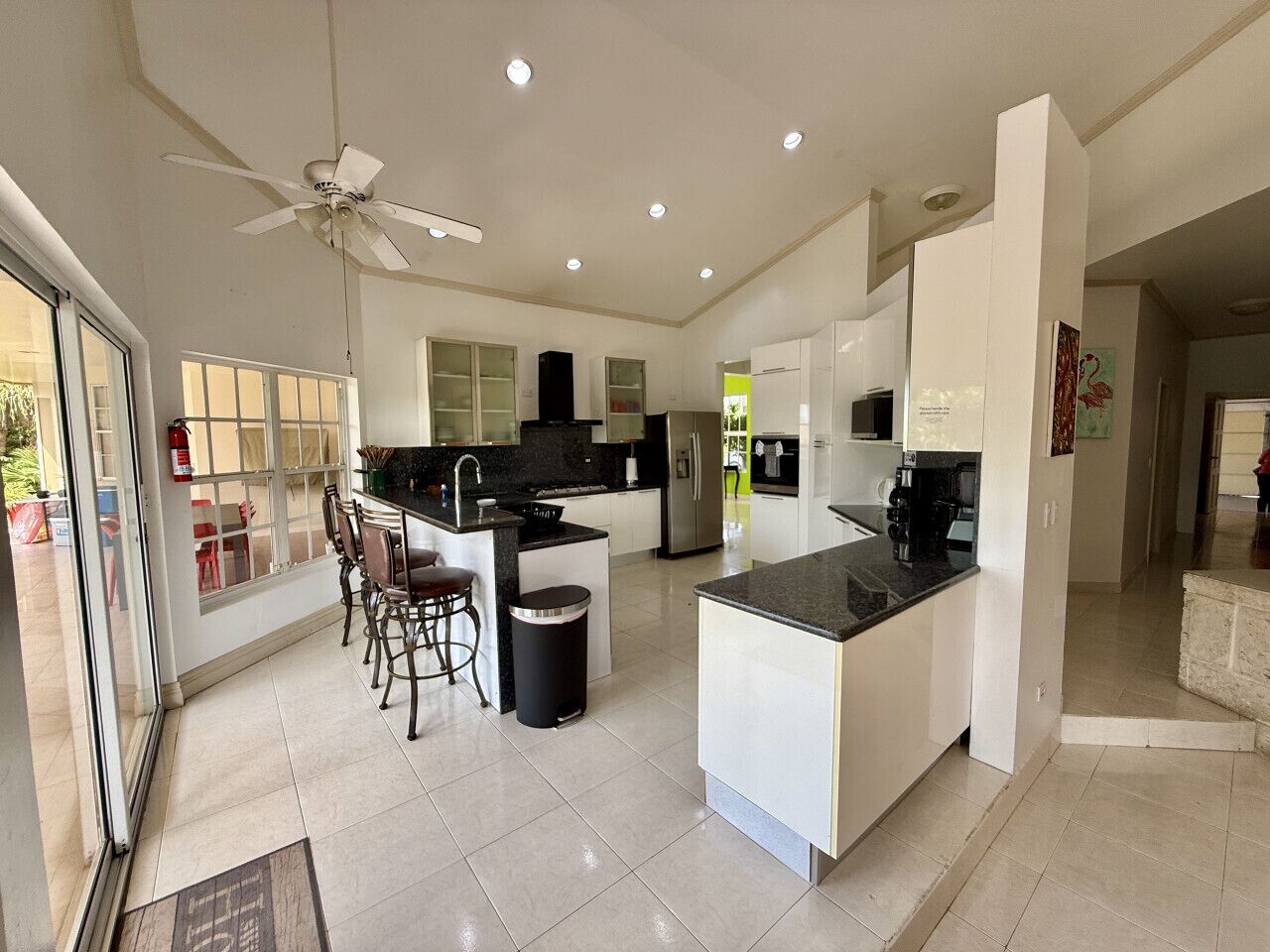 Køleskab, kaffe-/temaskine, højstol, køkkentøj/tallerkener/redskaber