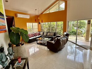 Smart TV, ping pong, stereo, offices