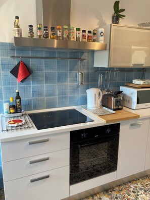 Kühlschrank, Mikrowelle, Ofen, Herdplatte