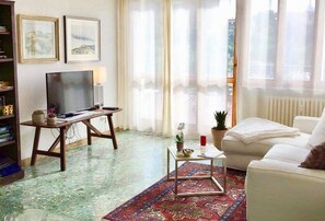 Smart-TV, Bücher, Arbeitsbereiche