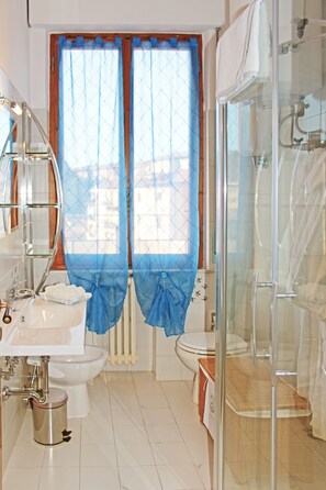 Shower, hair dryer, bidet, towels - Penthouse San Francesco (Siena)